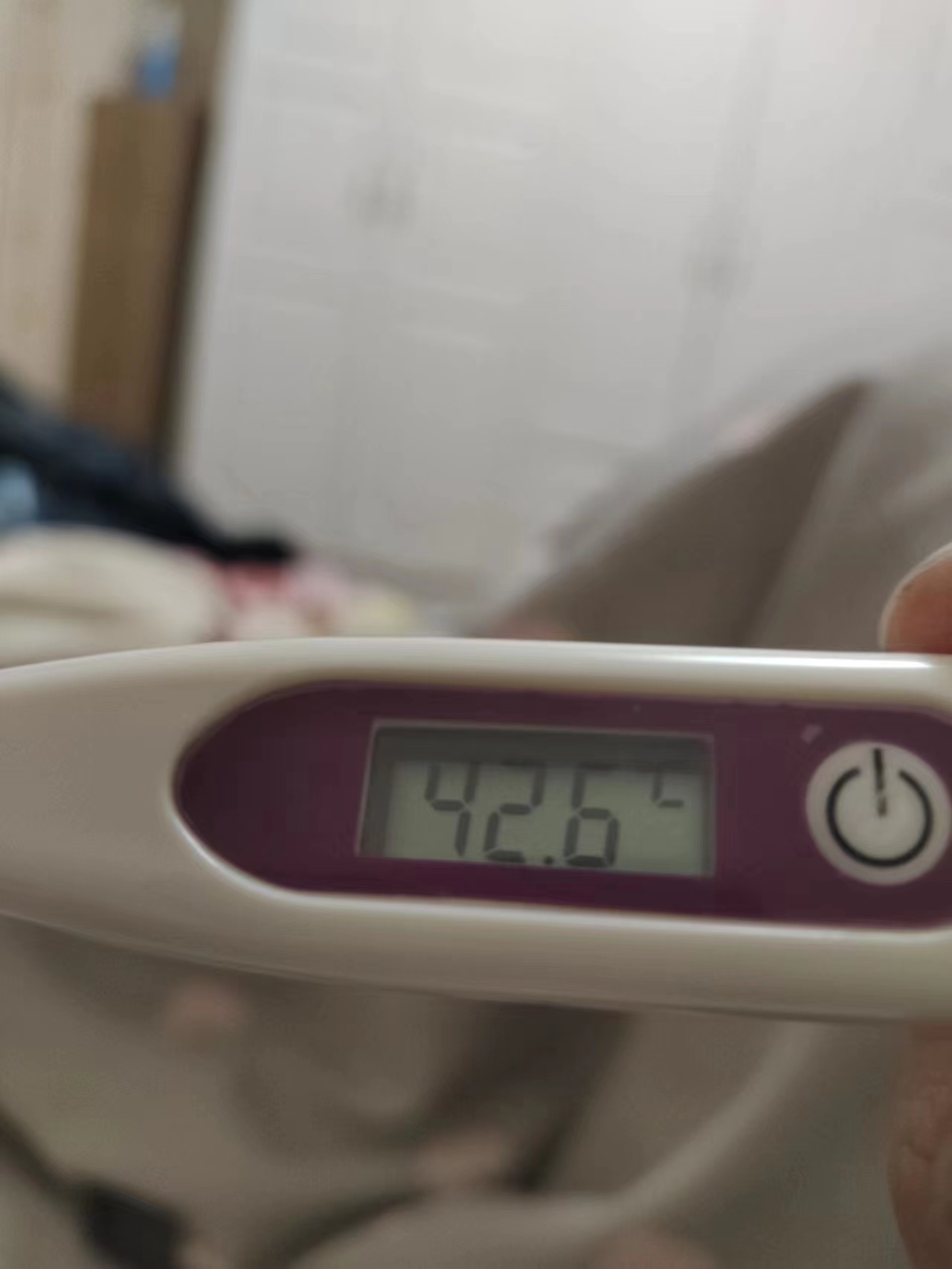 新冠高烧42度,感染新冠持续高烧不退如何处理