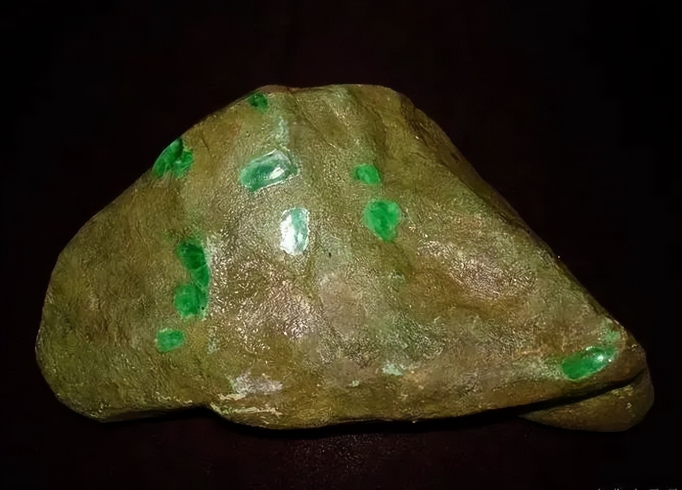 直播购买翡翠原石被骗退款指南,直播买翡翠原石给退吗