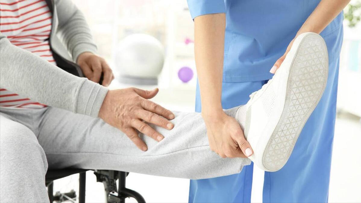 老年人腿摔骨折吃什么恢复快,老年人摔倒骨折的最佳治疗方法