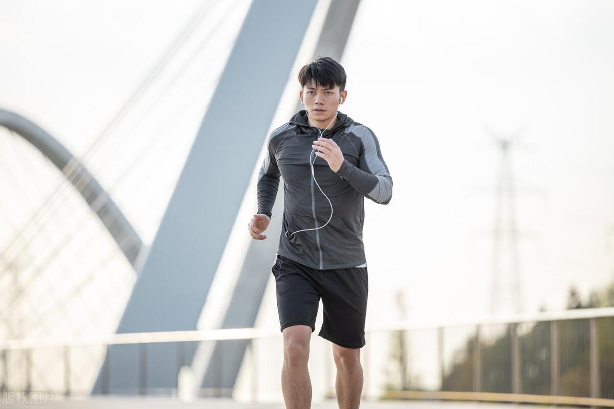 夏天老是感觉身体湿热怎么回事,夏天湿热和炎热哪个更热