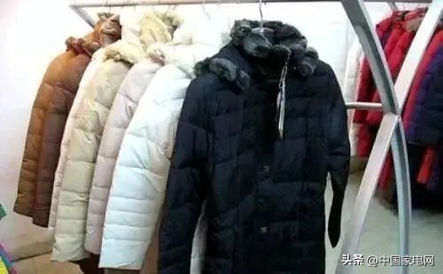 洗衣机清洗羽绒服真的会爆炸吗,羽绒服机洗以后怎么处理