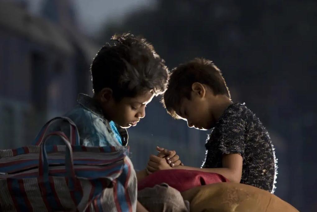 《贫民窟的百万富翁》乌托邦探索与赏析：奇妙故事下的人性与美好