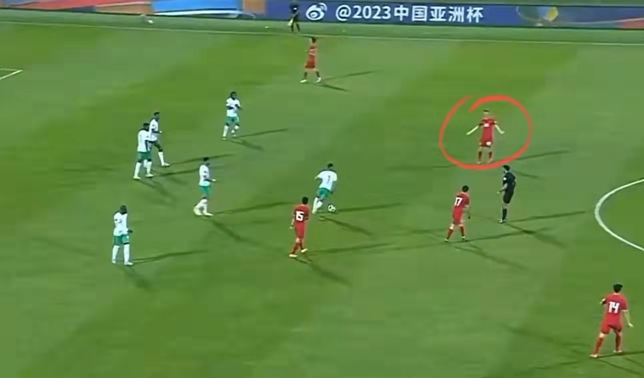 于大宝摊手戴伟浚，为什么不回传？因为戴伟浚知道当时中国队落后