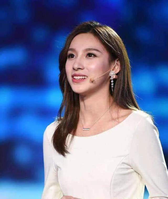 天下足球十大女主持人,天下足球主持人踢球