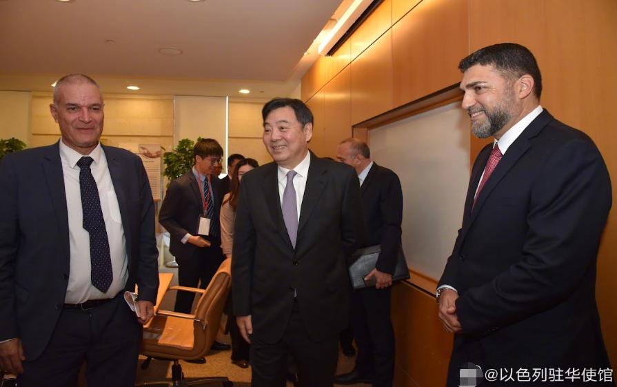 三个细节看结果,沙特王储与伊朗总统紧紧握手