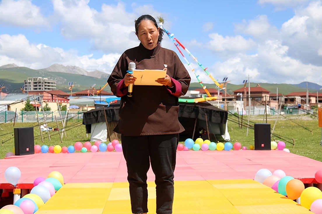 幼儿园表演大三班童心向党,玛曲县幼儿园毕业典礼