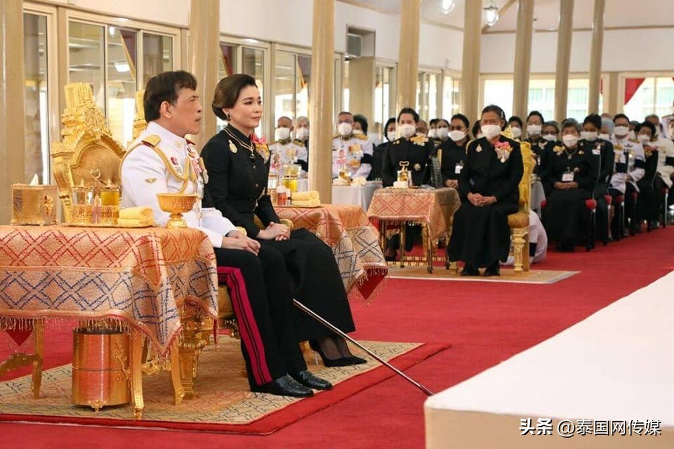 新任泰国国王王后,泰国国王王后跪拜琳通公主