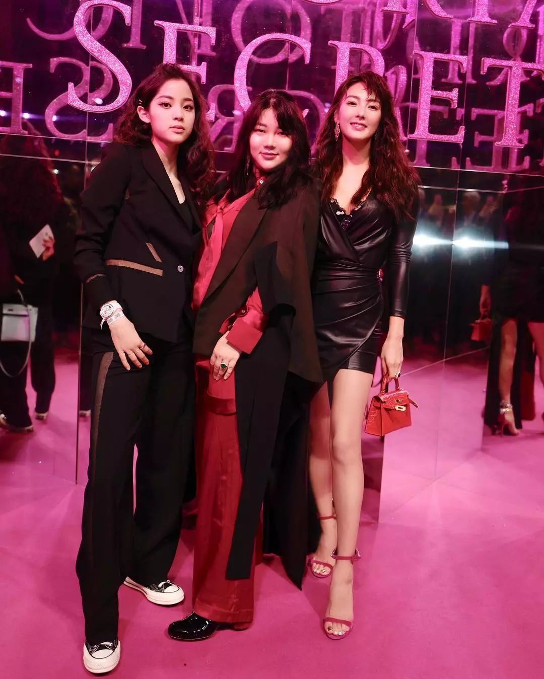 今年夏天一定要买的红色帆布鞋,现在最值得入手的帆布鞋