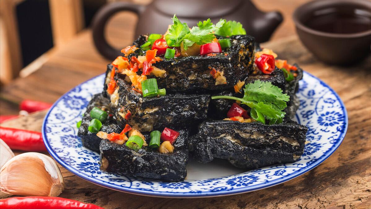 老外不敢吃的七种中国美食，国人吃的嘎嘎香，老外倒找钱也不肯吃