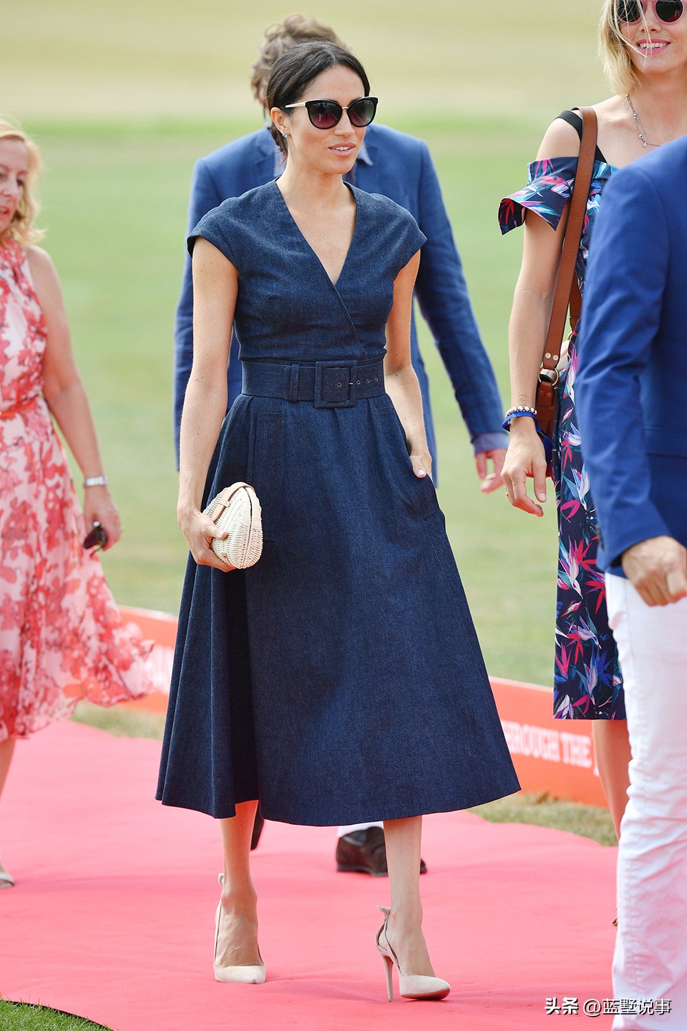 美国女星街拍牛仔裤,美国女明星复古蓝色牛仔外套搭配