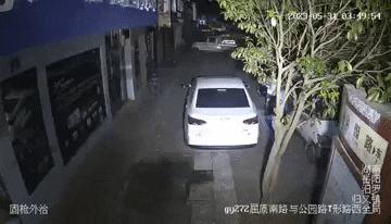 贴小卡片被民警抓了会怎样,东莞后视镜贴小纸条广告被抓