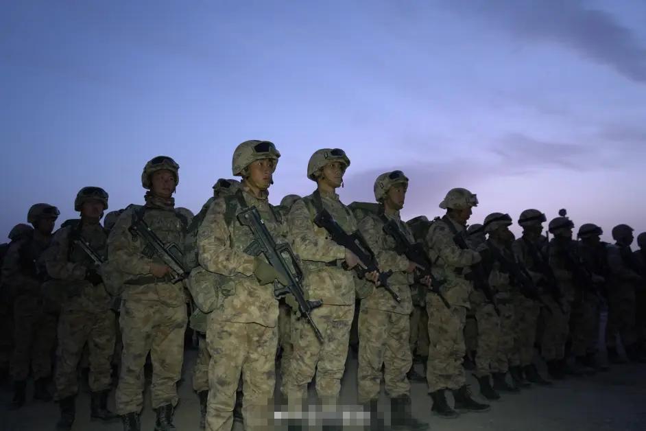 解放军21式军服什么时候配发,21式部队新式军装穿着细节