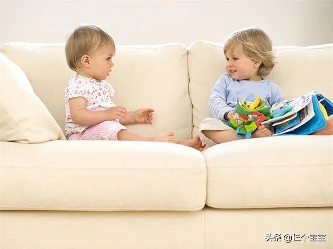 小孩不愿意和别的小朋友玩怎么办,小朋友不愿意跟自家孩子玩怎么办