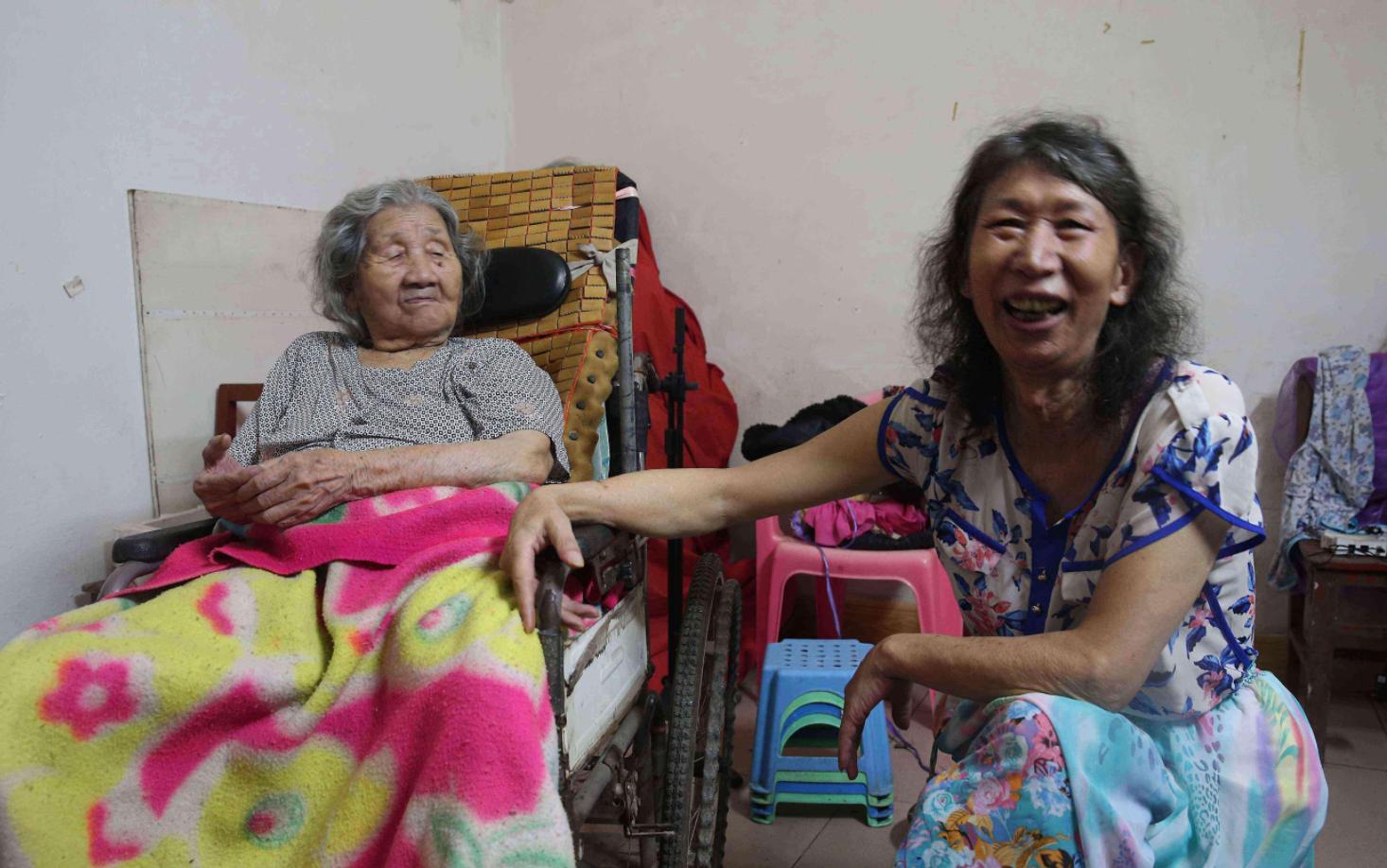 61岁怪大叔扮女人,41岁大叔假扮女子