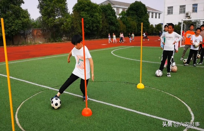 快乐足球追逐梦想放飞未来,小学足球俱乐部足球训练