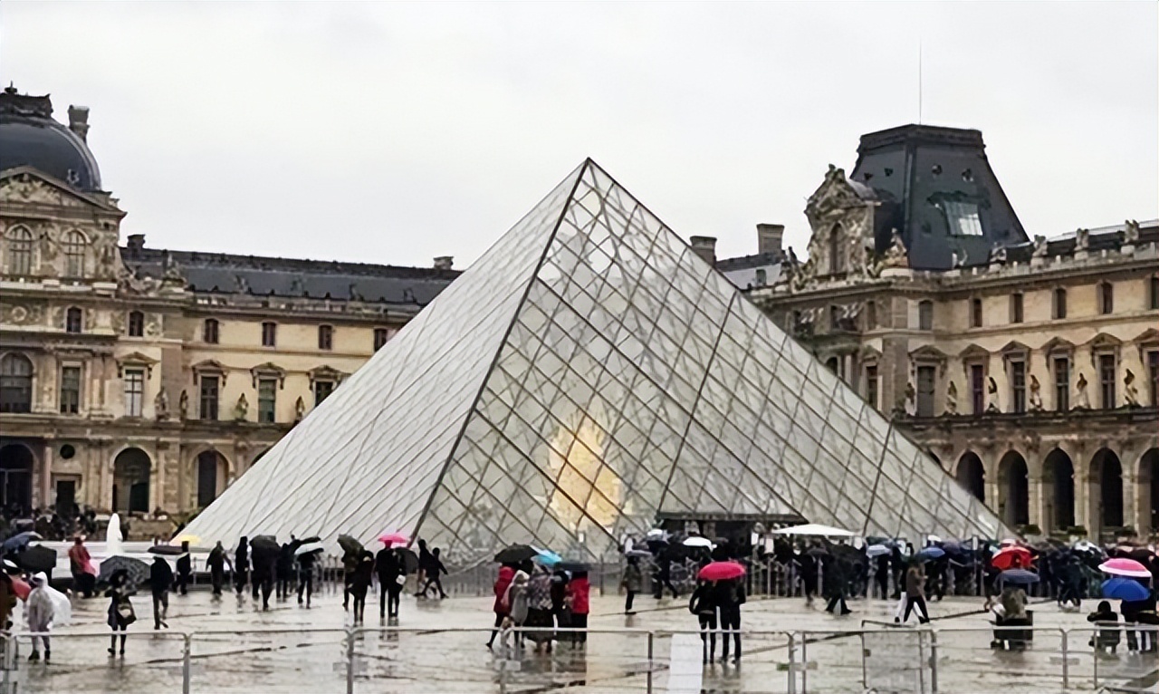 美军冲进萨达姆办公室，发现两件“中国造”，分别来自上海和台湾