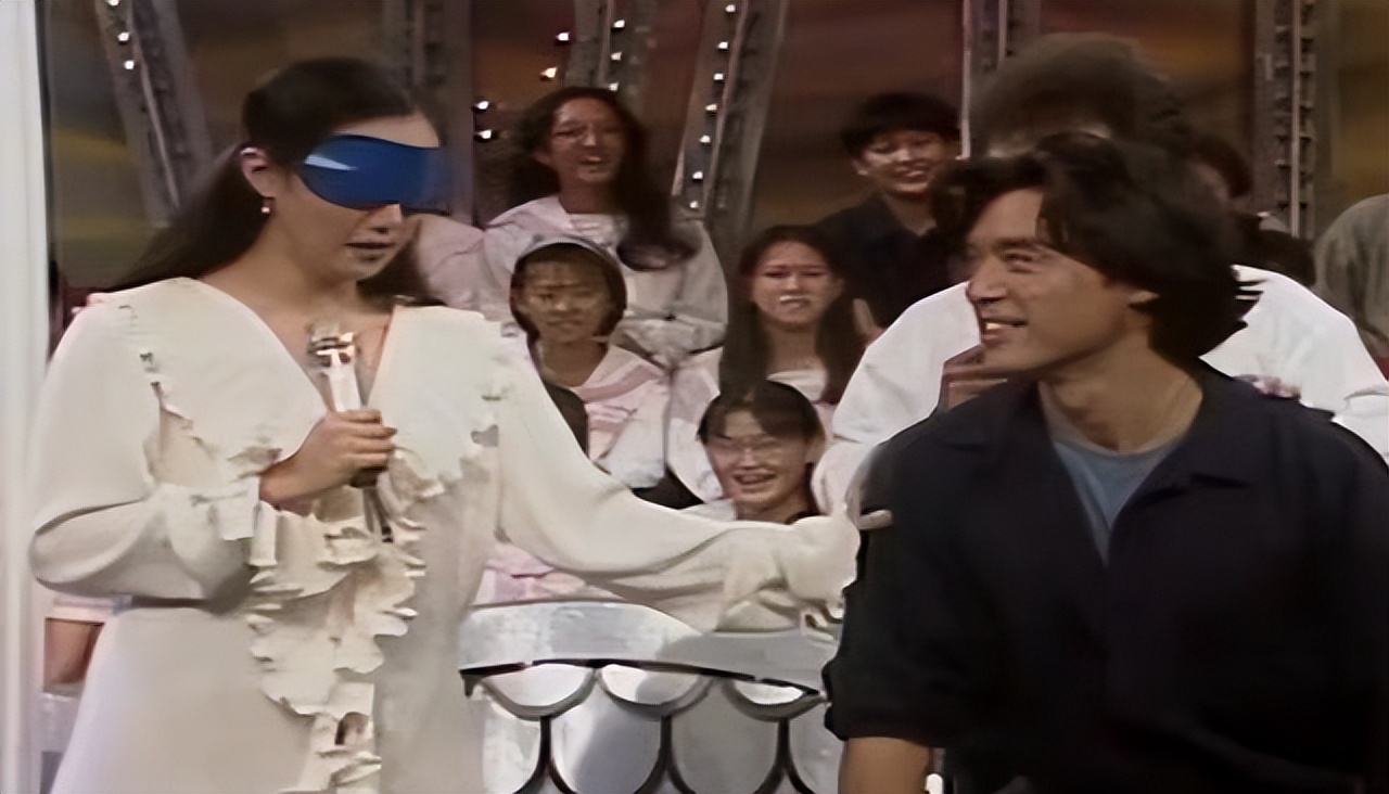 世纪大翻盘，钟镇涛前妻从欠2.5亿到百亿带货女王，经历了什么？