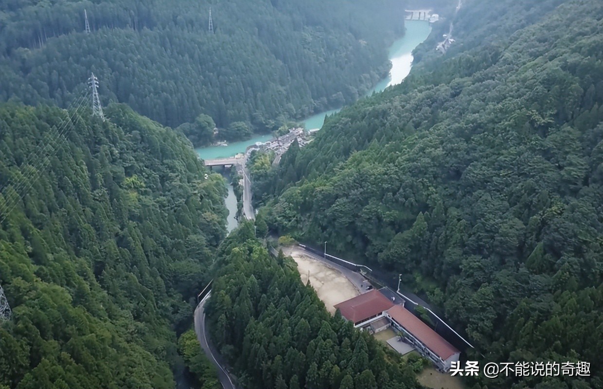 他住在日本深山一间废弃了的学校里7年，活成了许多人追求的样子