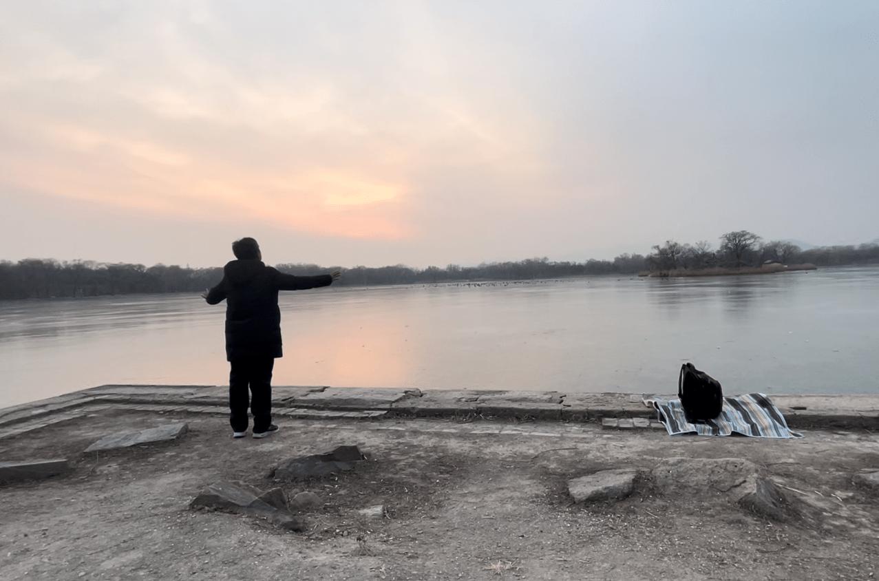 56岁“孤独指挥家”意外走红妻子是清华职工一直想让他当教授