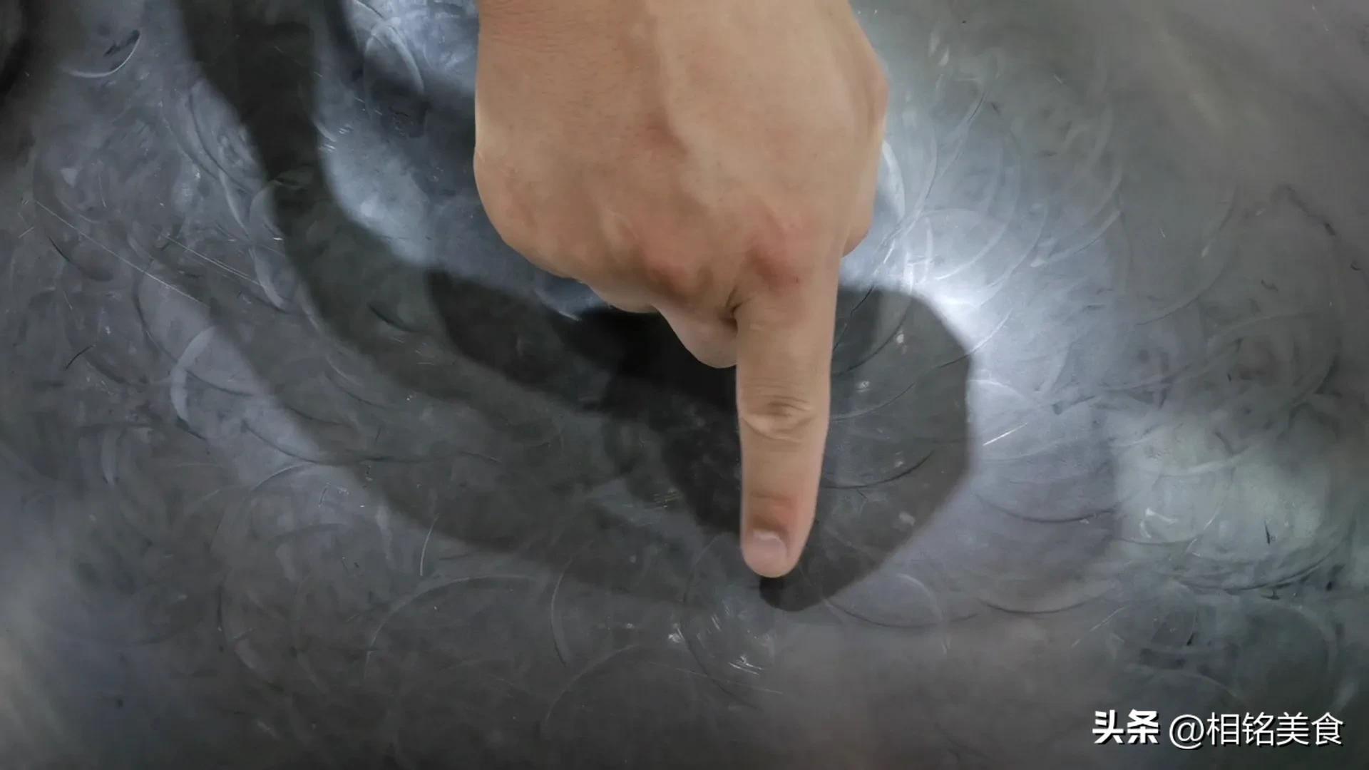 新铁锅怎样开锅小妙招视频,不粘锅的铁锅最佳开锅方法