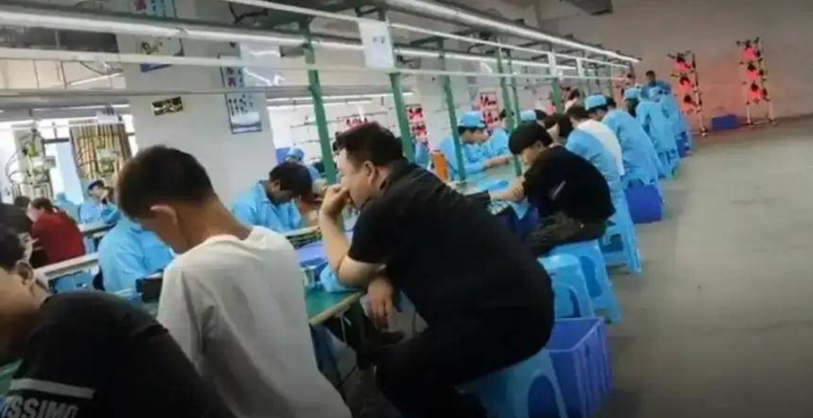 深圳工厂实录：喝酒、撩妹、玩游戏，低学历工人逃不掉的命运