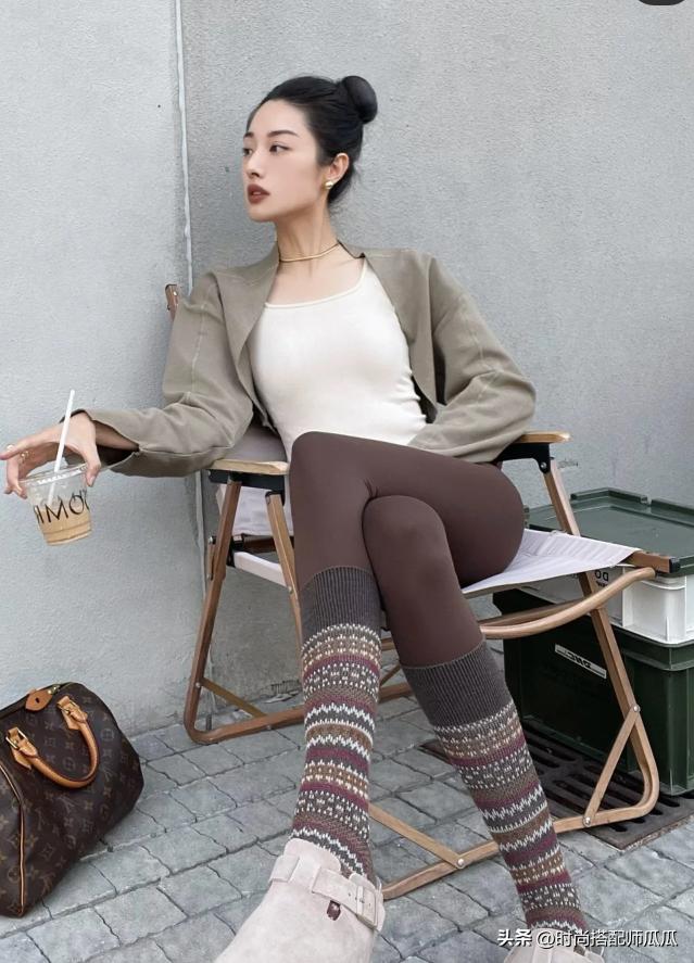 女人不管多懒，穿打*裤底**也别配运动鞋！瞧潮人这样穿，多时髦高级