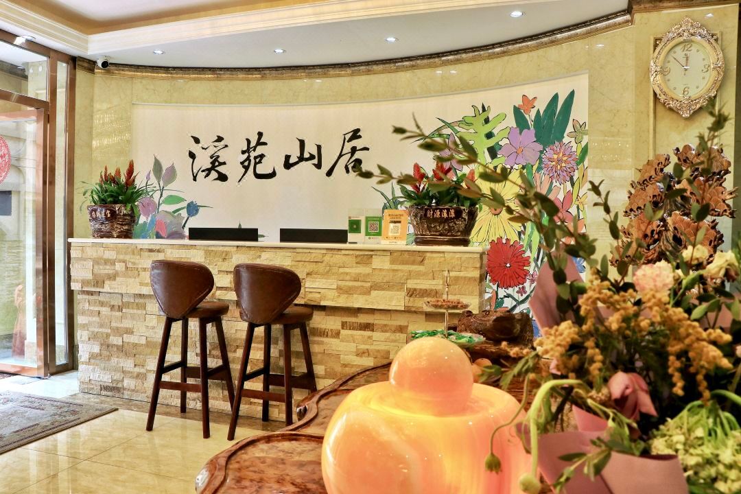 成都重金引进花水湾天然万年古海温泉,装修极尽奢华,紧邻雪山