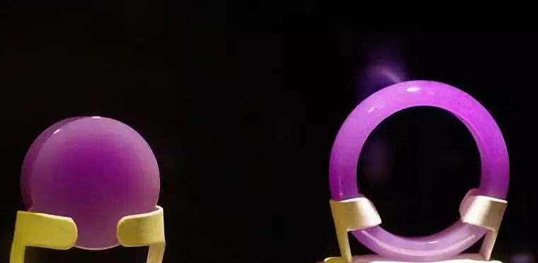 65岁大爷坚持买下这块翡翠原石,大爷买帝王翡翠