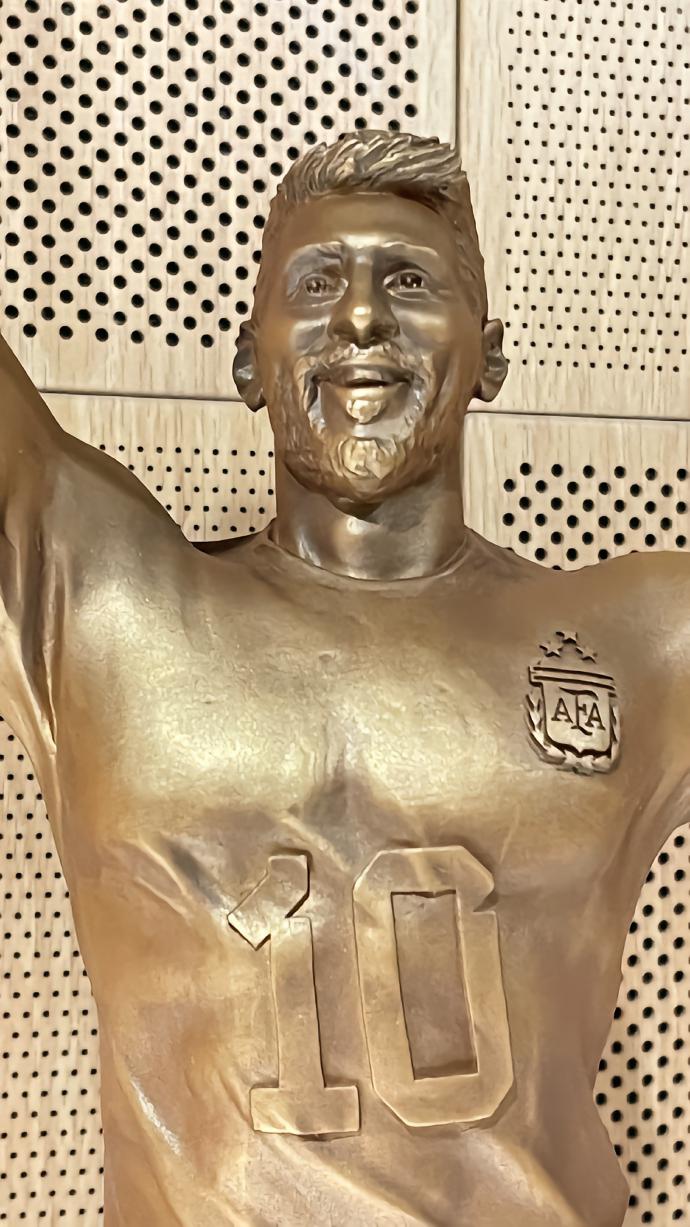 主办方梅西颁奖,今年阿根廷梅西首座冠军奖杯