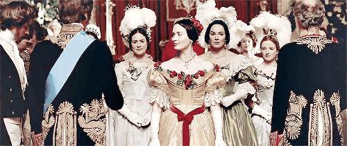 18世纪法国上流宫廷女人的发型,欧洲中世纪贵妇发型浮夸