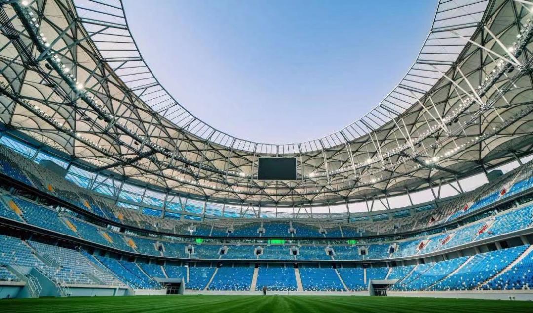 足球场天亮了,天亮了中央民族大学