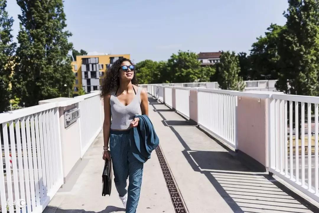 前夫娶了富婆后，求我和他同居，还嘲笑我买不起一套像样的内衣