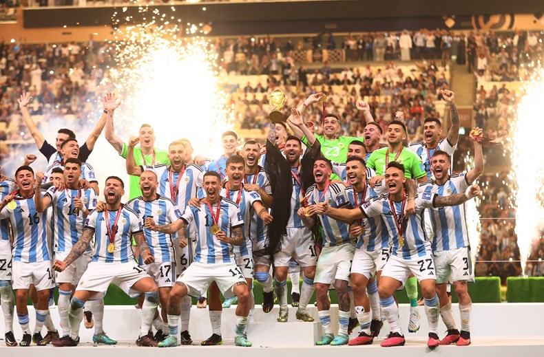 梅西作为队长举起的奖杯,梅西举起法甲冠军