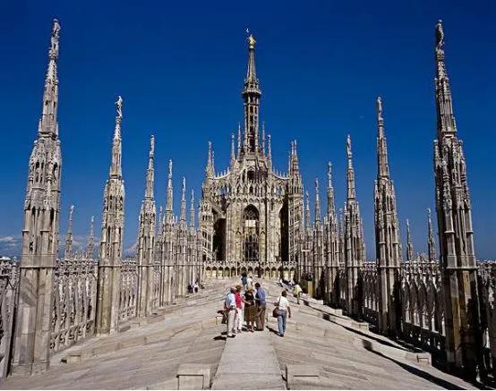 我是尖的，戳破天的那种！——哥特风格