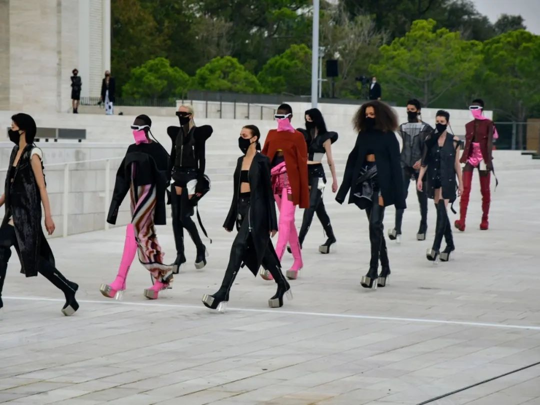 他被称时尚圈暗黑之王！神作爆红15年，侃爷以收藏他的桌子为傲？