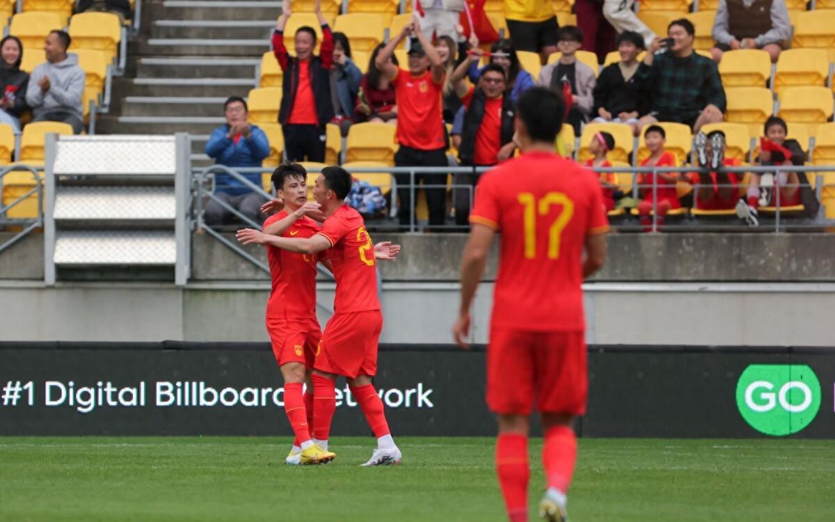 中国男足战胜韩国震撼解说,2010中国男足vs韩国超燃剪辑