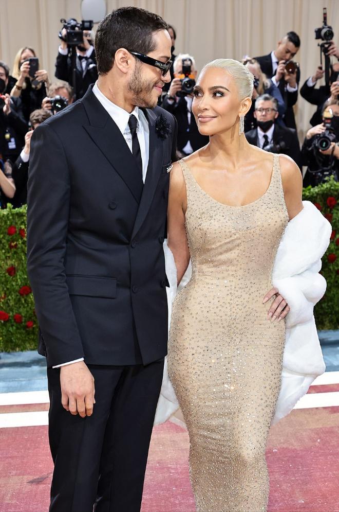 肯尼迪喜欢赫本还是玛丽莲梦露,梦露肯尼迪赫本是同时期的恋人吗