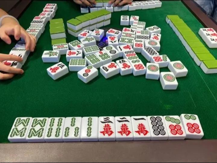 春节的这个节目是必备的，导致老吴指甲化脓感染，这个锅谁背？