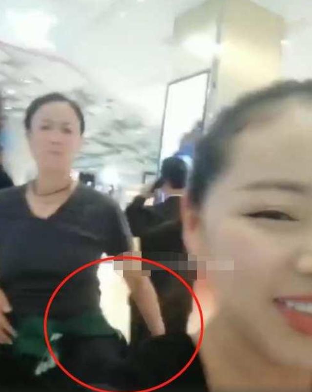 那英逛超市,那英一家三口现身英国街头