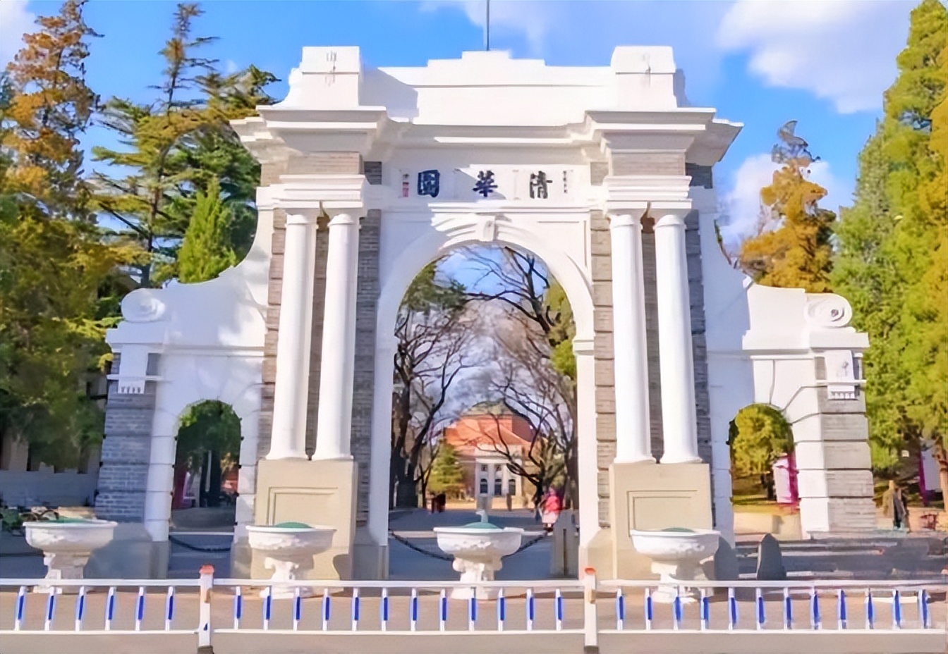 输不起就别玩!清华球队输球后全程黑脸,连奖杯都拿得不情不愿