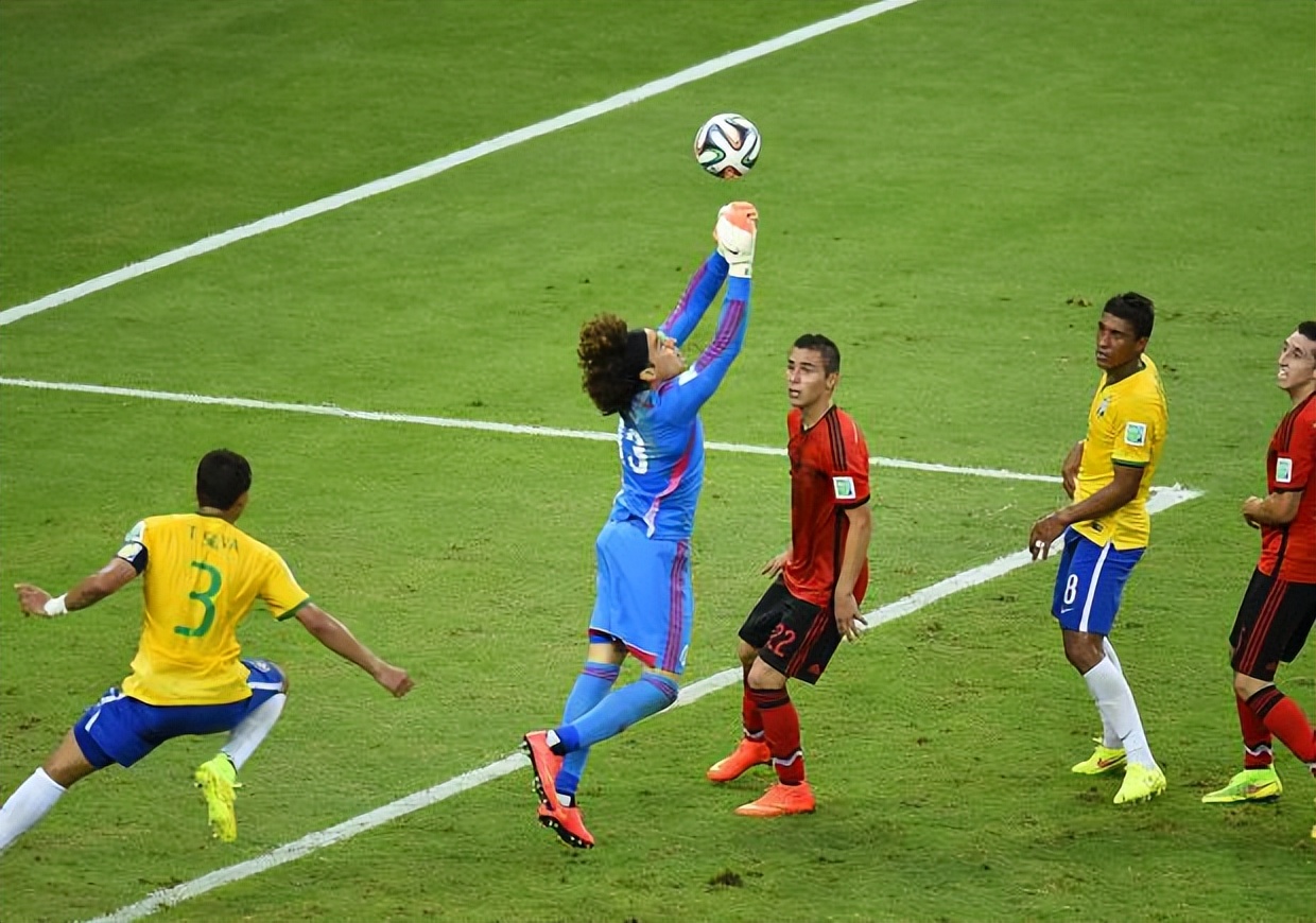 世界杯英雄志：力扑莱万点球再度超神的奥乔亚，曾与球迷感动世界