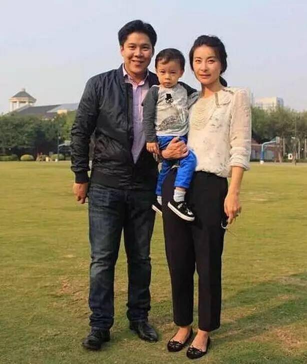 郭晶晶霍启刚穿上名牌衣服,霍启刚穿羽绒服