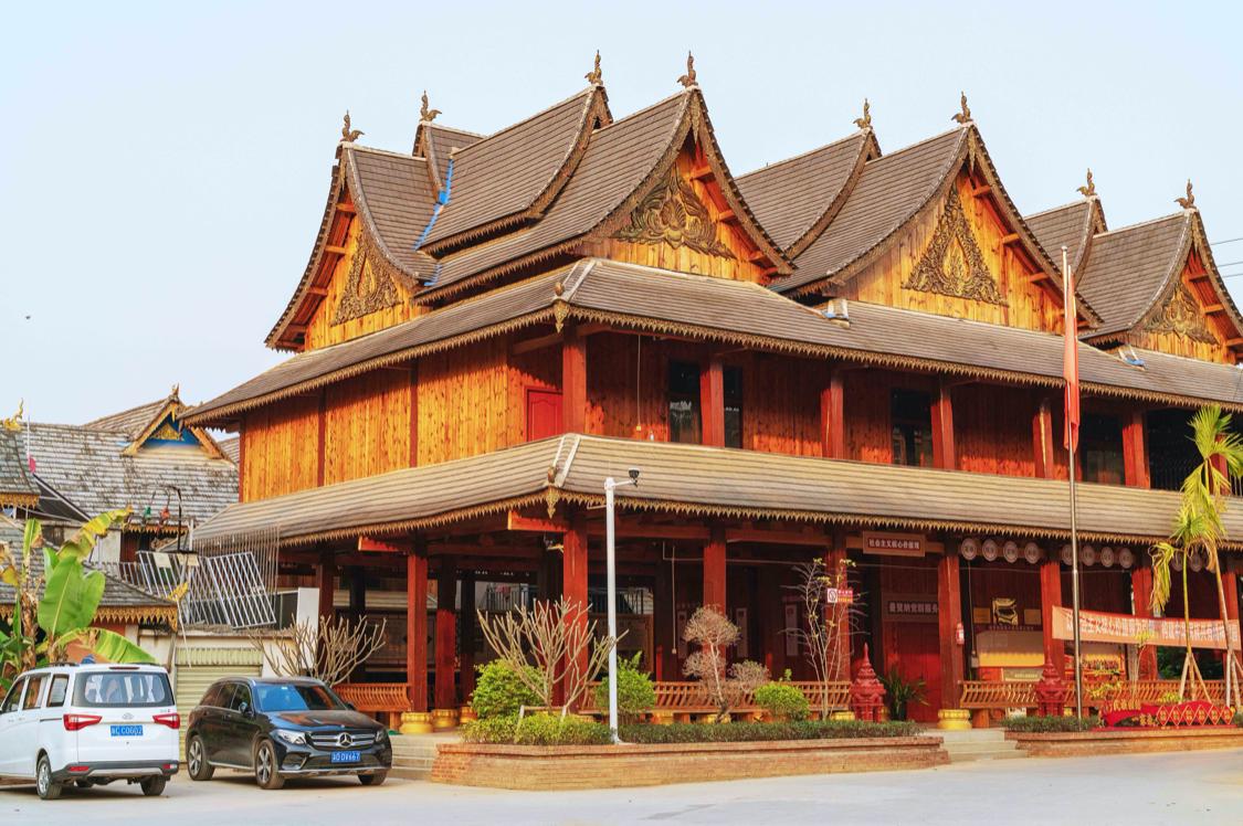 骂版纳是因为你没走出告庄玩版纳跟着小姐姐们走你才晓得味道