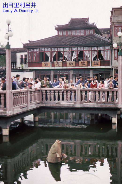 八十年代的上海老照片,踩在东海沿岸闪耀着无与伦比的繁荣骄傲