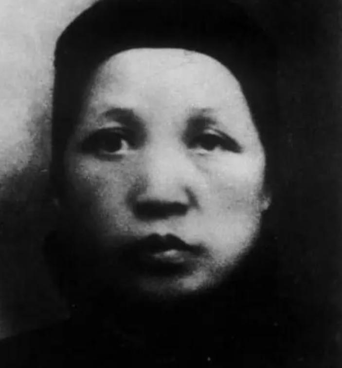 毛主席回乡祭祖，发现祖宗牌位被撤询问，陪同人员沾沾自喜：烧了