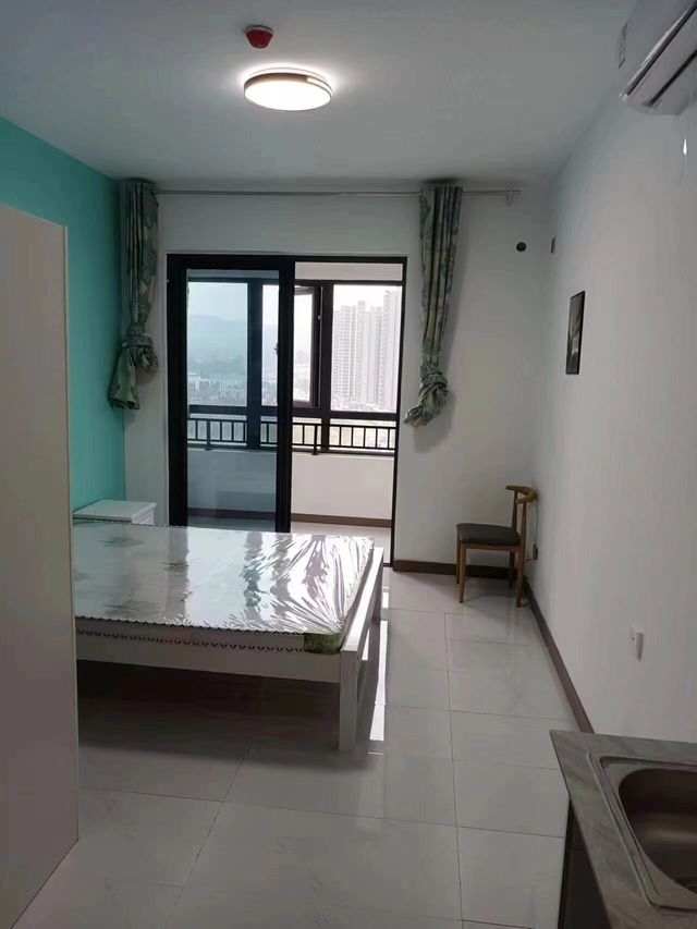 夫妻看新房发现有人装修入住,夫妻看新年房发现被人装修入住