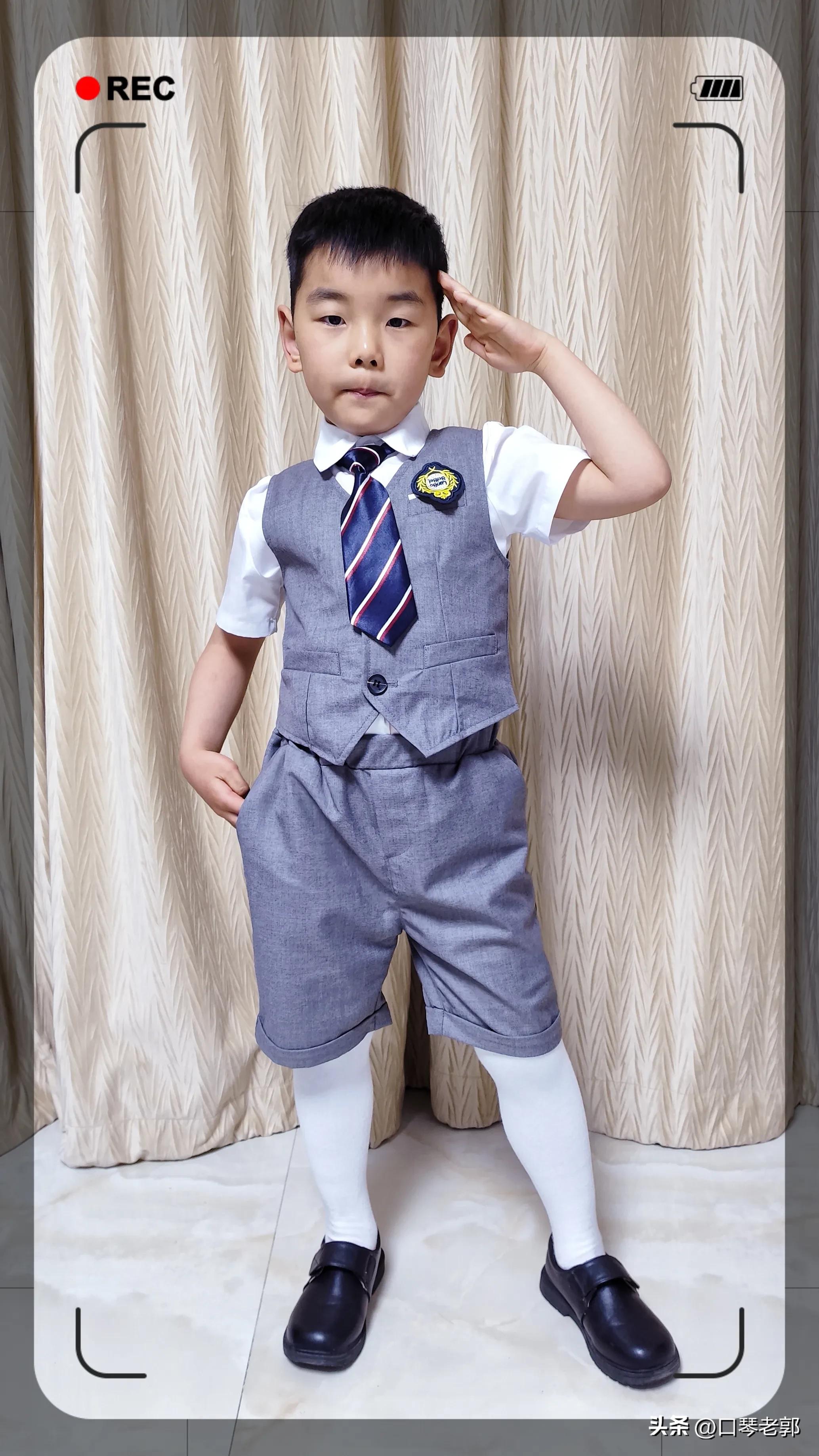 小朋友的室内毕业照,单人毕业照小学生