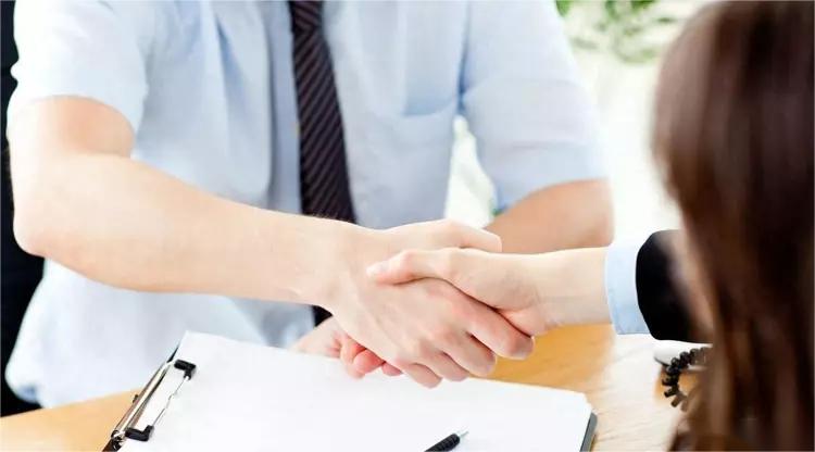 女子利用男人的疏忽，致她表弟被强奸！到底有没有罪！