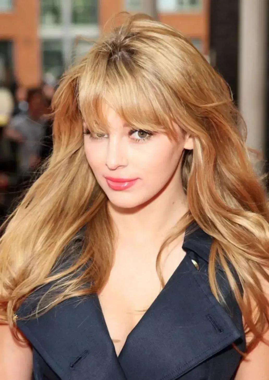 姬莉哈泽尔英文名,英国足球超模姬丽哈泽尔视频