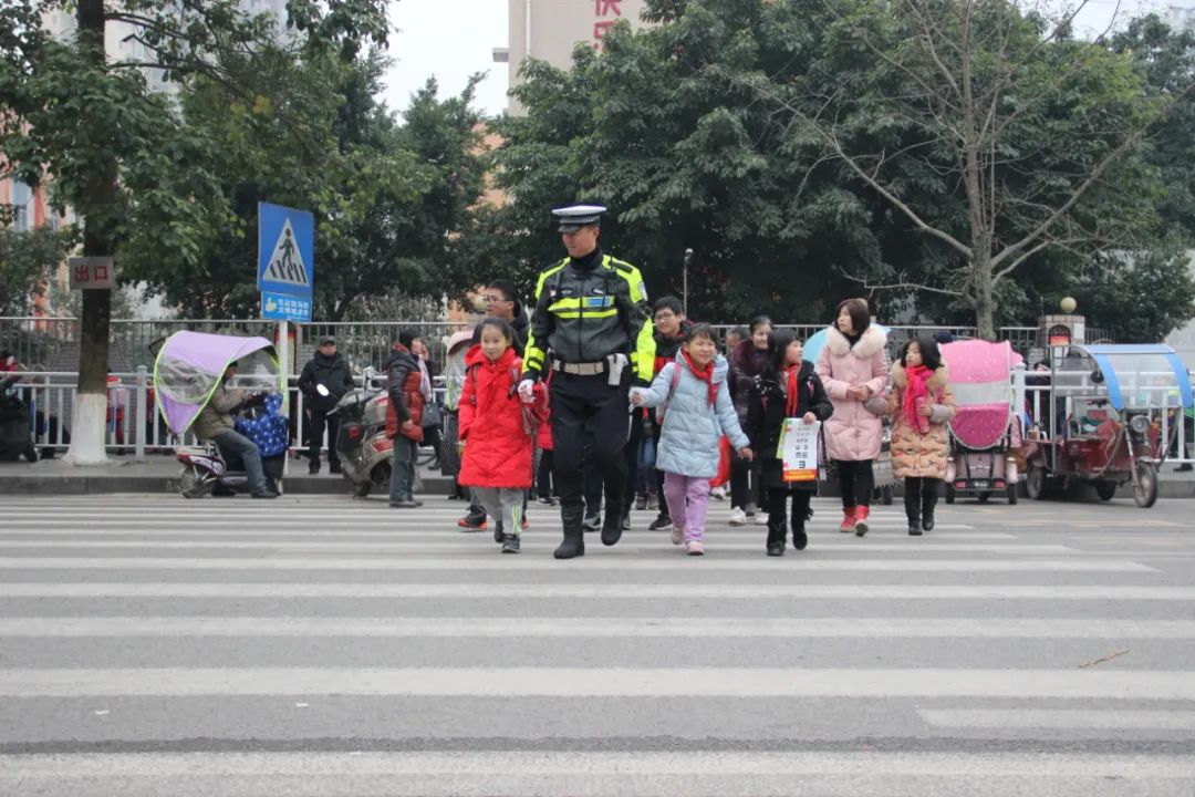重庆渝警骁骑宣传片,渝警骁骑变身暖心代驾护送就医